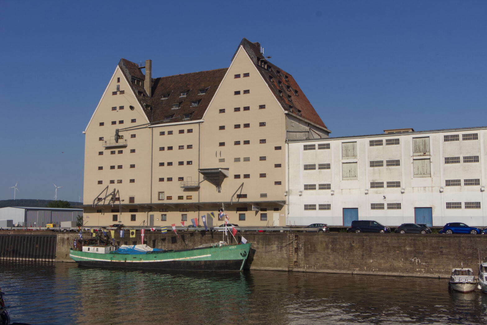 Kornspeicher mit Schiff „Weser“ am Kasseler Hafen.